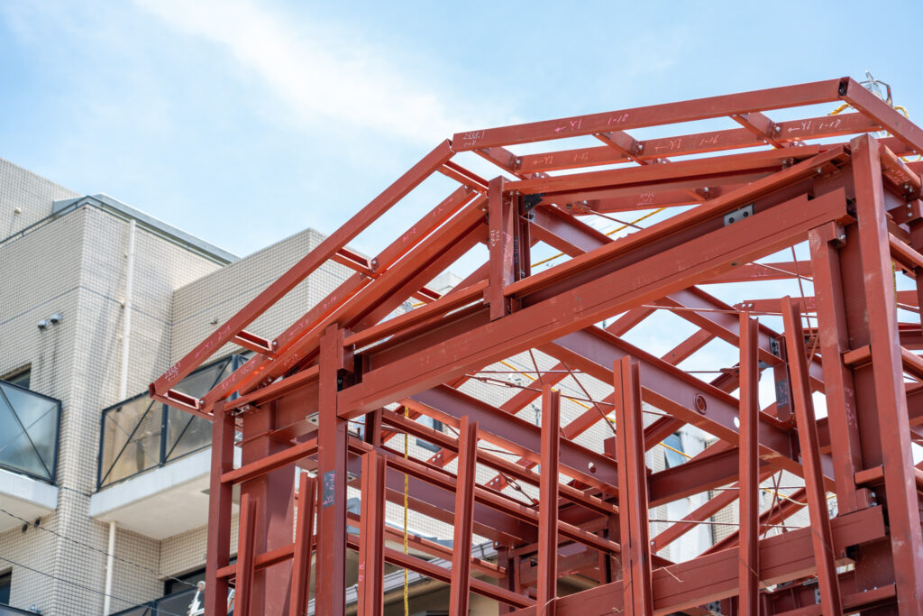 重量鉄骨の家の骨組み